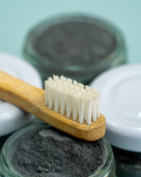 2025/11/1000093503.jpg Dentifrice en poudre au charbon actif